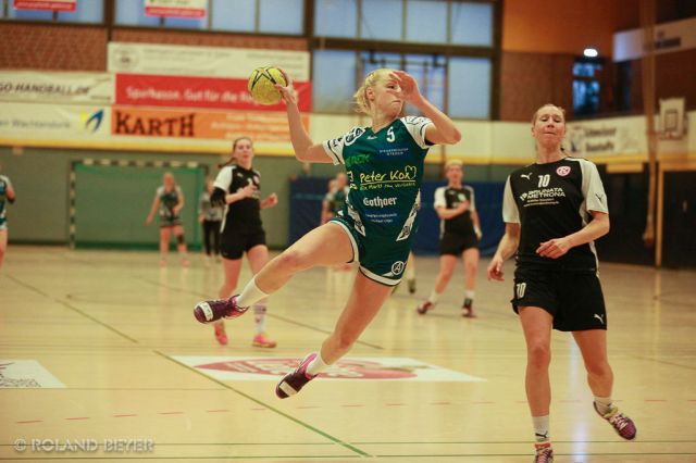 Ein Handballerin des TV Aldekerk kommt von der Rechtsaussenposition zum Wurf