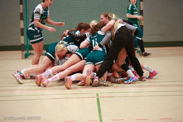 Die 1.Frauenmannschaft jubelt nach dem Sieg gegen den Tabellenführere TSG Eddersheim