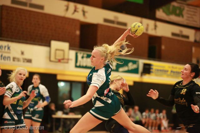 Eine junge Handballerin springt hoch zum Wurf