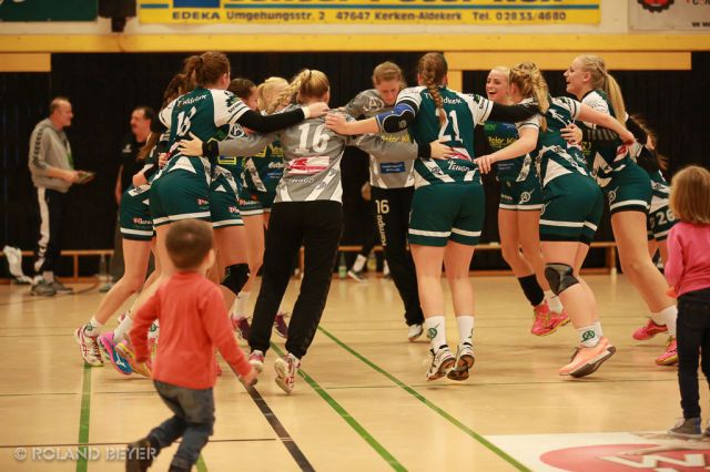 Eine jubelnde Frauen-Handballmannschaft nach einem Sieg