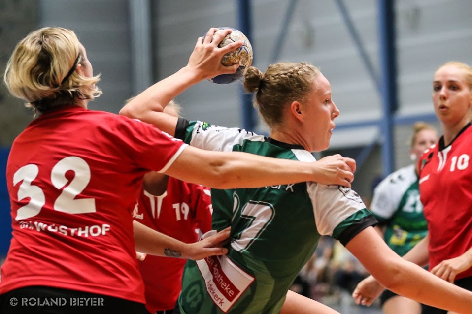 Eine junge Handballerin des TV Aldekerk setzt sich gegen eine Abwehrspielerin durch