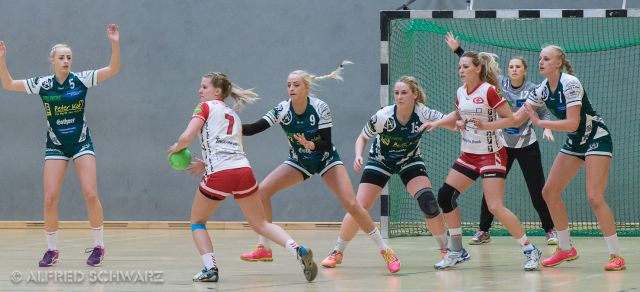 Eine weibliche Handballmannschaft wehr einen gegnerischen Angriff ab