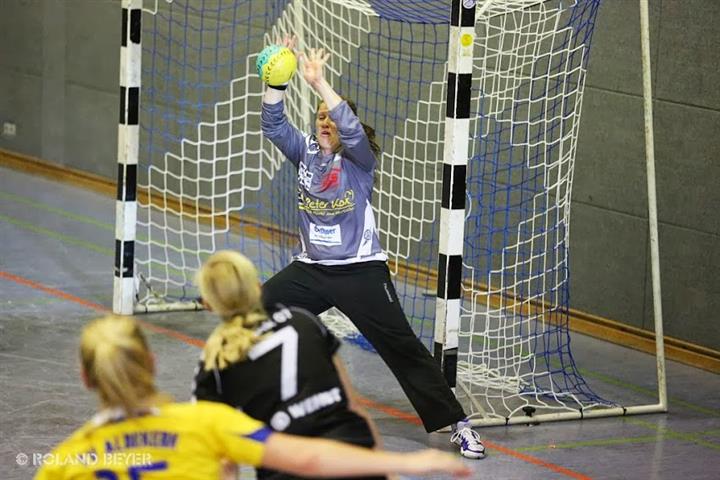 Eine Handball-Torhüterin pariert einen Wurf