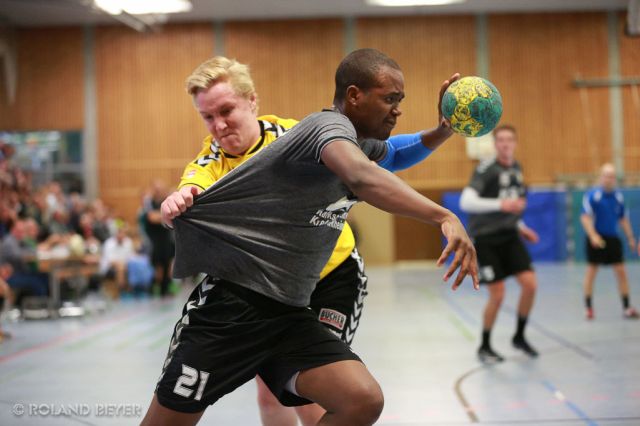 Ein Handballer setzt sich gegen einen Abwehrspieler durch