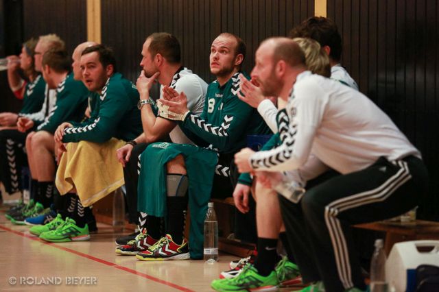 Die Auswechselbank mit Spieler der 1.Handball-Männermannschaft des TV Aldekerk