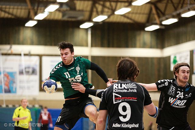 Ein junger Handballer springt hoch zum Wurf
