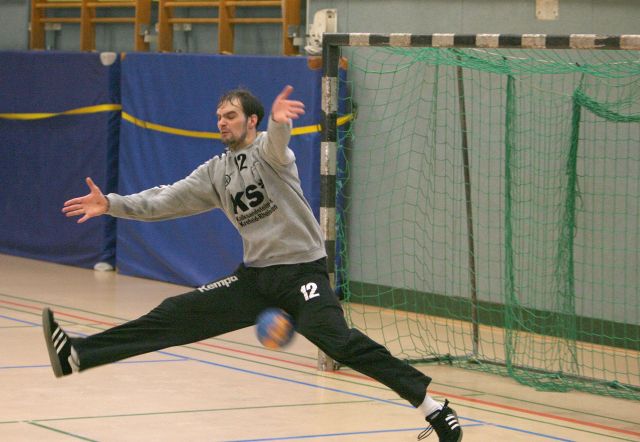 Ein Handballtorhüter des TV Aldekerk pariert einen Wurf