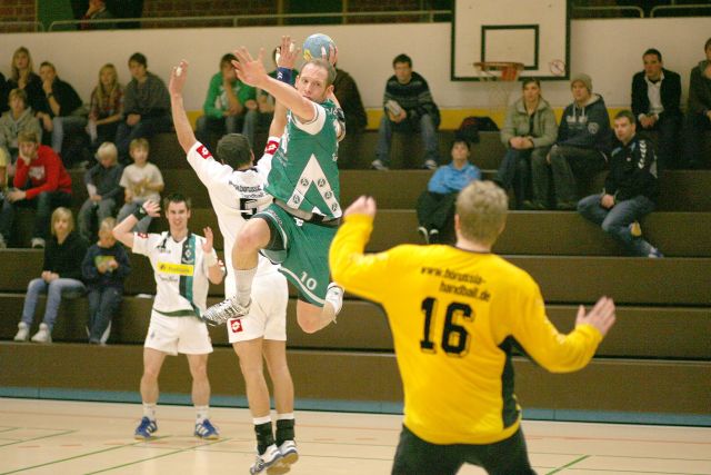 Ein Handballspieler springt zum Torwurf hoch