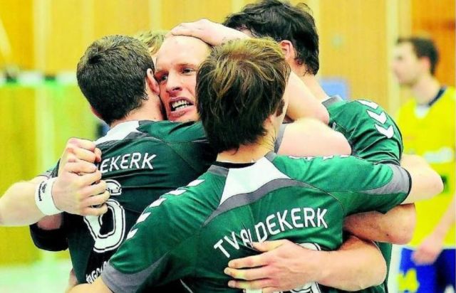 Handballer der 1.Männermannschaft des TV Aldekerk bejubeln einen Sieg