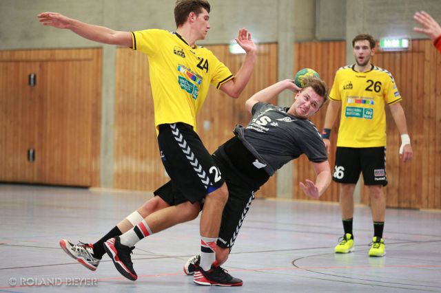 Ein junger Handballer setzt sich am Kreis gegen einen Gegenspieler durch.