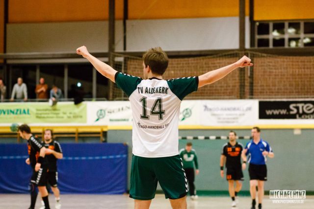 Ein Handballspieler jubelt nach einem Sieg