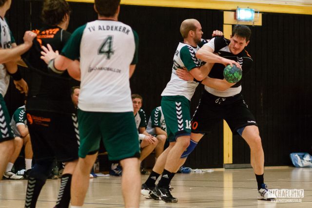 Ein Abwehrspieler der 1.Männer-Handballmannschaft des TV Aldekerk blockt einen Angreifer